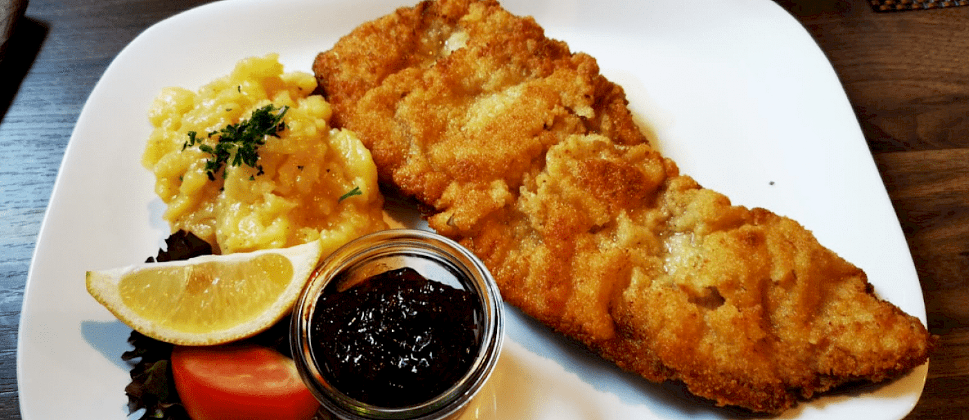 Knusprig gebratenes Schnitzel mit Kartoffelsalat